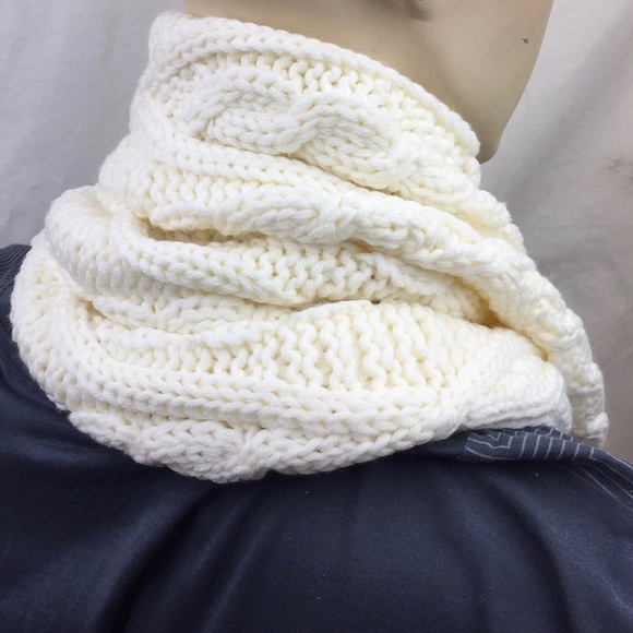 Canada Goose Chunky Knit Merino Infinity Scarf - Picture 5 of 8